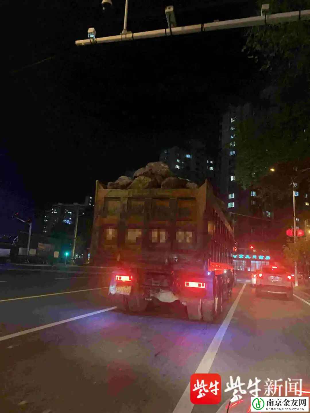 无资质黑车趁夜上路，六合城管巧用“天眼”一追到底